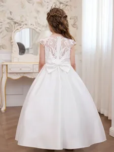 Vista posteriore di abito da principessa in pizzo bianco per bambina con fiocco