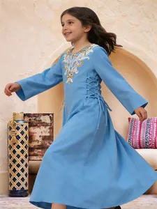Elegante abito lungo etnico azzurro per bambine con ricamo e dettaglio stringato