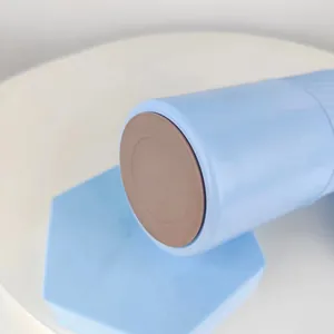 Detail van de antislip bruine siliconen basis van een lichtblauwe roestvrijstalen beker