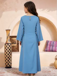 Vista posteriore di abito lungo azzurro da bambina con eleganti stringhe laterali