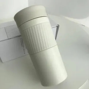 Geïsoleerde koffiemok van 304 roestvrij staal met verticale textuur en verpakking