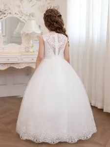 Detaillierte Rückansicht eines eleganten weißen Blumenmädchenkleides aus Spitze