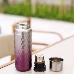 Bouteille isotherme en titane pur avec un dégradé violet et une texture ondulée chic