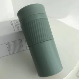 Detailweergave van groene 304 roestvrijstalen koffie thermoskan met getextureerde antisliphoes