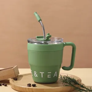 Grüner isolierter Kaffeebecher aus Edelstahl mit Griff und Trinkhalm