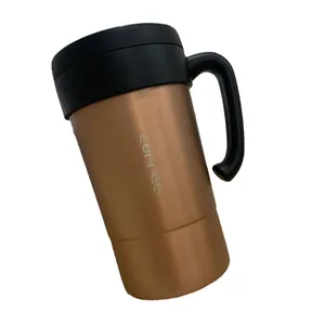 Isolierter Kaffeebecher aus Edelstahl in Roségold mit Handgriff und schwarzem Deckel.