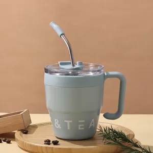 Detailansicht eines hellblauen isolierten Kaffeebechers mit Strohhalm auf Tablett