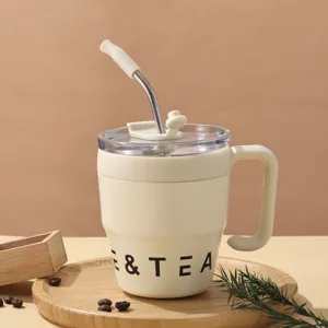Detailansicht einer 304 Edelstahl-Kaffeetasse mit Strohhalm und Griff auf Holztablett.