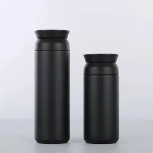 Détail montrant deux tailles différentes de thermos minimalistes en acier inoxydable noir mat