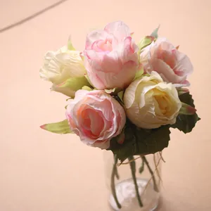 Detailansicht realistischer rosa und cremefarbener künstlicher Seidenrosen für die Wohndekoration