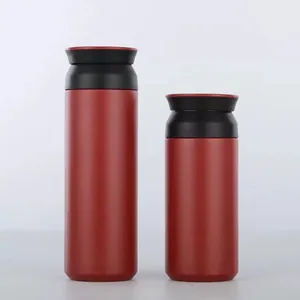 Comparaison de près de bouteilles isothermes minimalistes rouges et noires de deux tailles