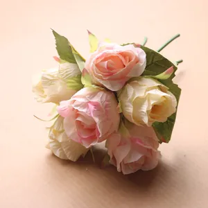 Detailansicht eines künstlichen Rosenstraußes aus Seide in Rosa und Creme