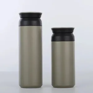 Deux tailles de bouteilles isothermes minimalistes en acier inoxydable gris vert mat