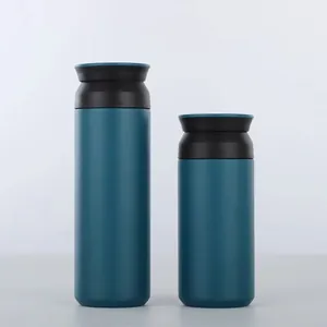 Comparaison de deux tailles de bouteilles d'eau isothermes en acier inoxydable bleu foncé.