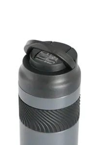 Detail of the lid and textured anti-slip grip of the 316 stainless steel bottle