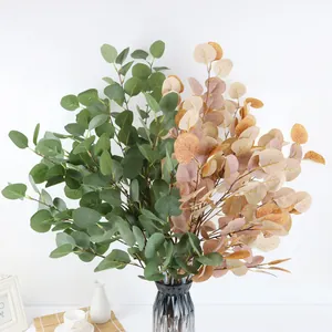 Hojas de eucalipto artificiales realistas en verde y naranja para decoración elegante