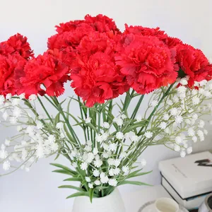 Primer plano de claveles artificiales rojos vibrantes con delicada paniculata blanca