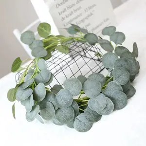 Vue macro détaillée de la guirlande d'eucalyptus artificiel aux feuilles réalistes
