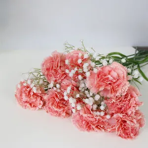 Primer plano detallado de claveles artificiales rosas realistas con paniculata blanca