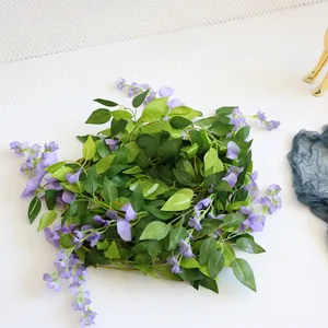 Gedetailleerd overzicht van kunstmatige lavendelblauweregen met groene bladeren