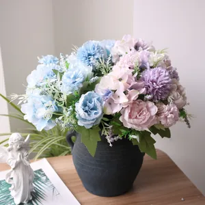 Gedetailleerde weergave van kunstmatige pioenrozen en hortensia's