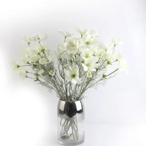 Elegante bouquet di fiori di cosmo artificiali bianchi in un moderno vaso d'argento