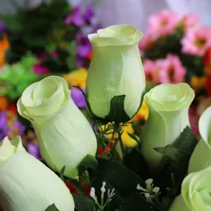 Detailansicht künstlicher grüner Rosenknospen mit geprägtem I LOVE YOU Text.