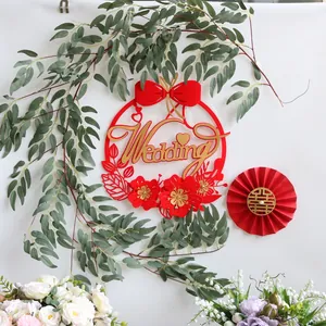 Décoration murale mariage avec couronne de fleurs rouges et feuilles d'eucalyptus