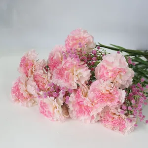 Vista detallada de ramo de flores artificiales de claveles rosas y paniculata