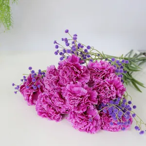 Primer plano de claveles rosas artificiales y paniculata violeta para regalos de festividades