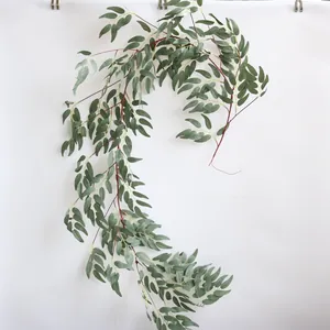 Vue détaillée d'une guirlande de feuilles de saule et d'eucalyptus artificielles de 1,7 m.
