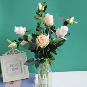 Vue détaillée de roses bulgares artificielles aux teintes champagne et rose doux.