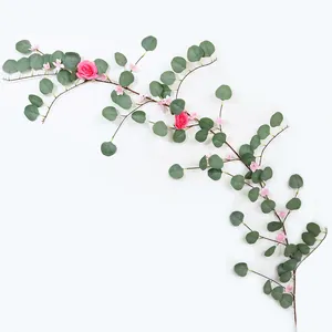 Guirlande d'eucalyptus artificiel avec roses et fleurs roses