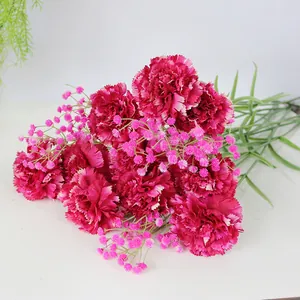 Primer plano de claveles artificiales rosa y flores de gypsophila