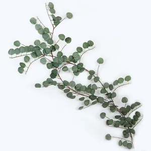 Gros plan d'une guirlande d'eucalyptus artificielle avec des feuilles rondes