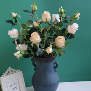 Roses artificielles de style peinture à l'huile dans un vase en céramique bleue