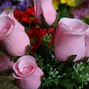 Nahaufnahme von künstlichen rosa Rosenknospen für die Heimdekoration.