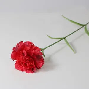 Primer plano detallado de un solo tallo de clavel artificial rojo