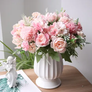 Detailweergave van kunstmatig roze pioenroos en hortensia boeket in een witte keramieken vaas
