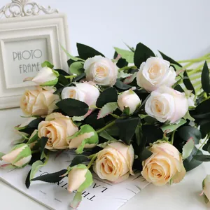 Vue détaillée de roses artificielles de style européen avec des couleurs à l'huile