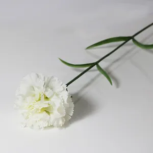 Vista detallada de un clavel blanco artificial con pétalos y tallo de aspecto realista