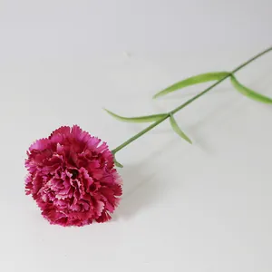 Primer plano detallado de una sola flor de clavel artificial rosa con tallo real