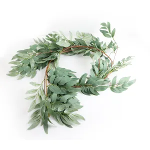 Détail d'une guirlande de feuilles d'eucalyptus artificielles pour mariage