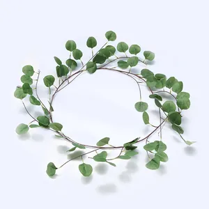 Vue détaillée de la guirlande de feuilles d'eucalyptus artificielles pour décor de mariage