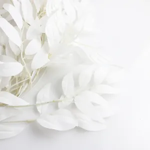 Gros plan de feuilles de saule artificielles blanches pour décor de mariage