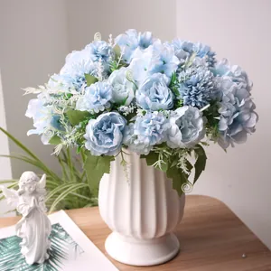 Elegant Noordisch kunstboeket van pioenen en hortensia's in een witte vaas.