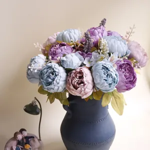 Detailansicht der Textur von künstlichen blauen und lila Pfingstrosen in blauer Keramikvase