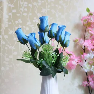 Rosas de seda azul artificiales de 7 cabezas en jarrón blanco para decorar