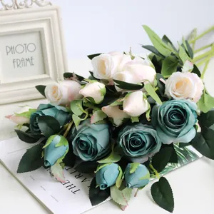 Vue détaillée de roses artificielles bulgares bleu sarcelle et crème pour la maison