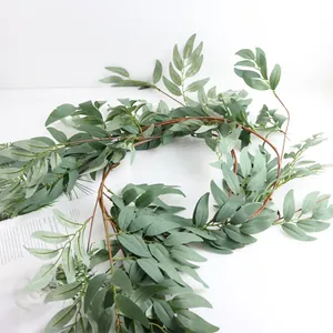 Détail de la guirlande réaliste de feuilles d'eucalyptus et de saule artificielles